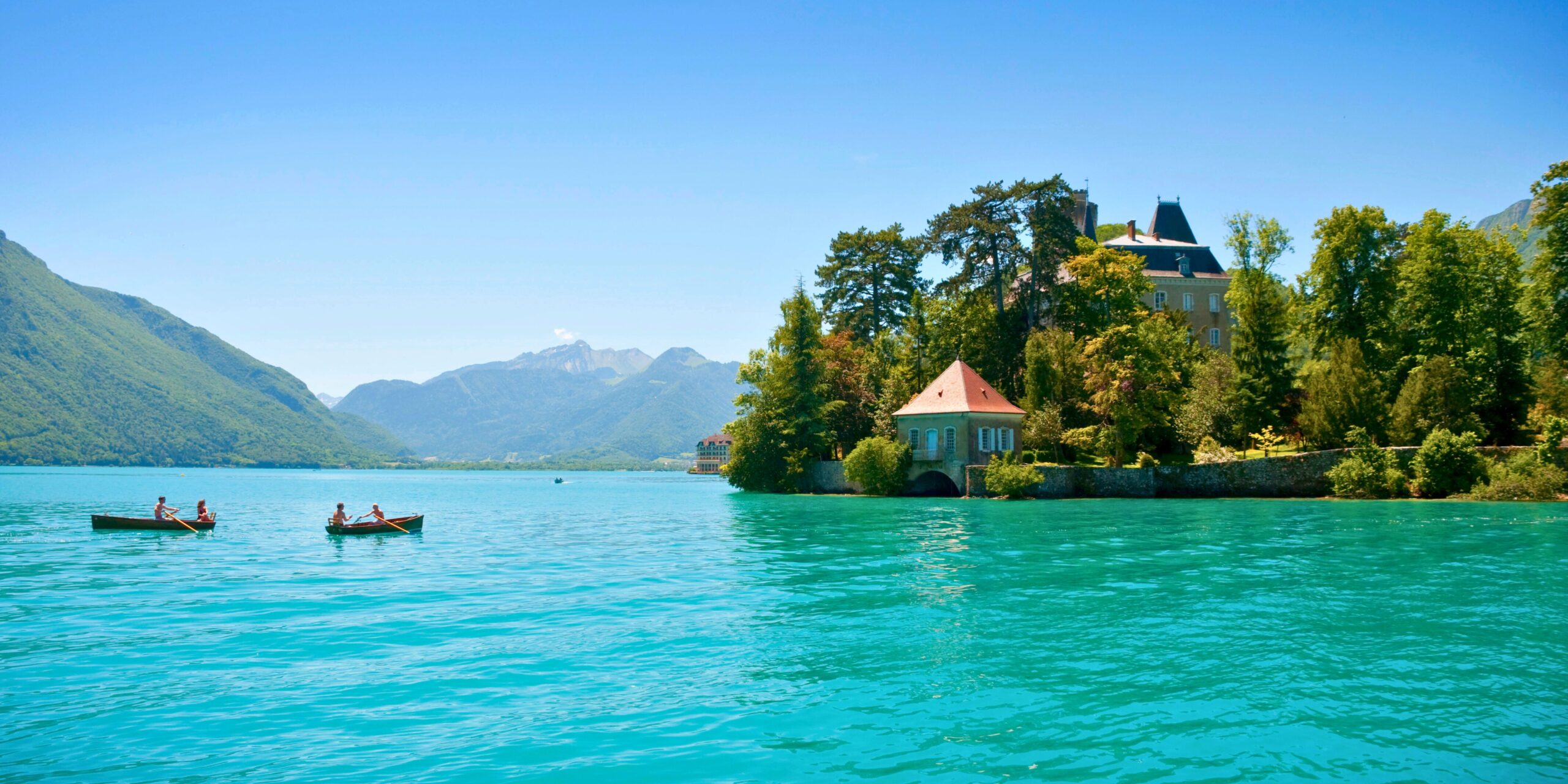 Une balade en bateau sur le lac d'Annecy, à faire pendant un séjour dans les Alpes