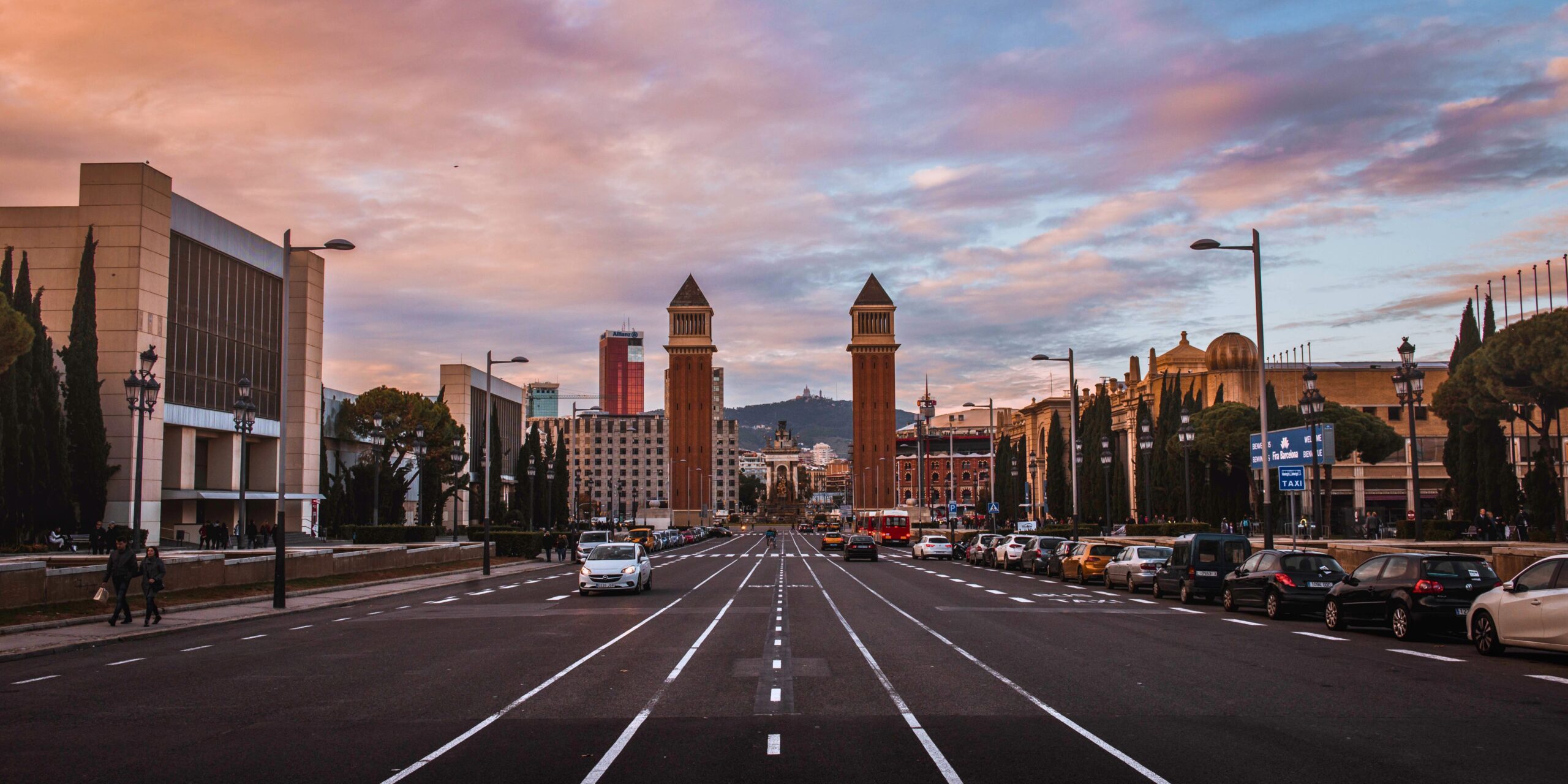 Une immense rue située dans la ville de Barcelone